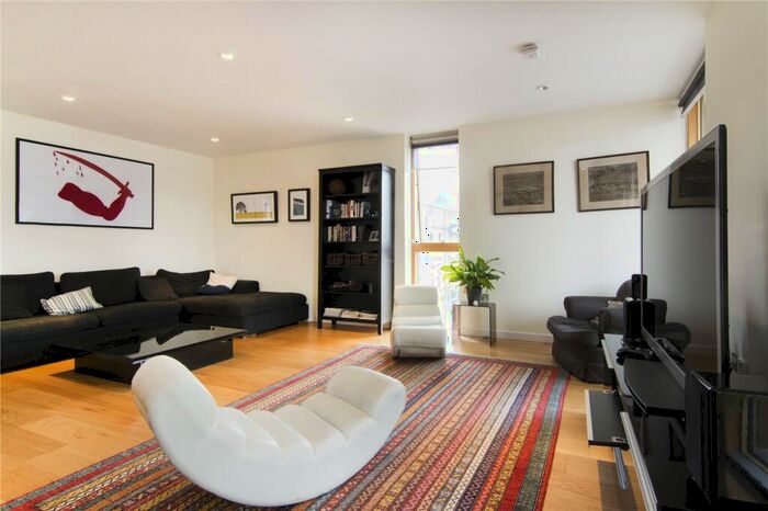 3 Bedroom Flat To Rent In Killick Street, London, N1