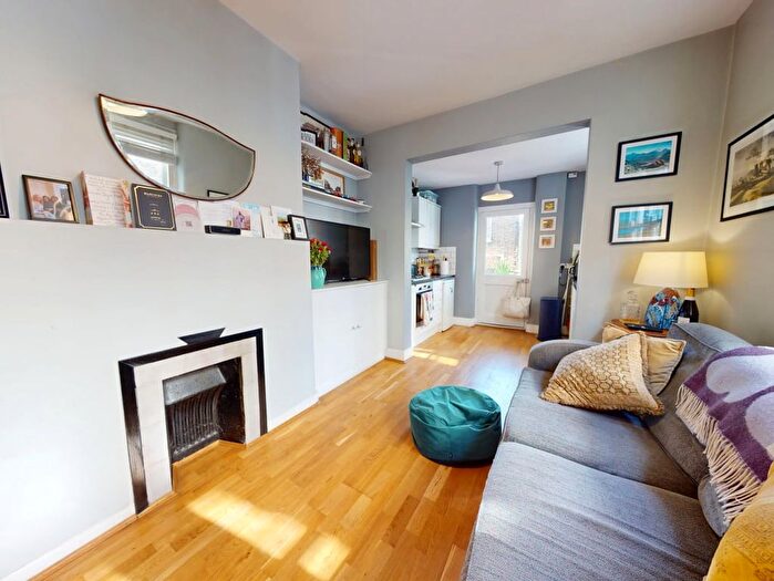 2 Bedroom Flat To Rent In Queenstown Road, London, SW8