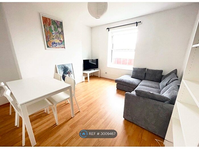 3 Bedroom Flat To Rent In Crandale House, London, E5
