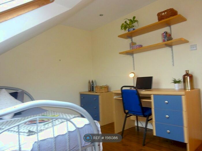 6 Bedroom Semi-Detached House To Rent In Cycle Road, Nottingham, NG7