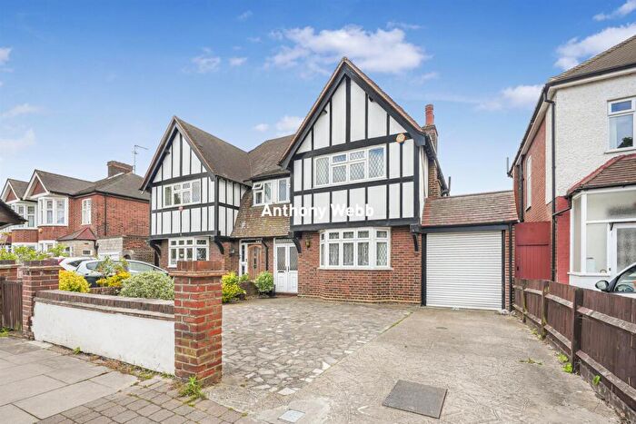 4 Bedroom Semi-Detached House For Sale In The Mall, Southgate, N14