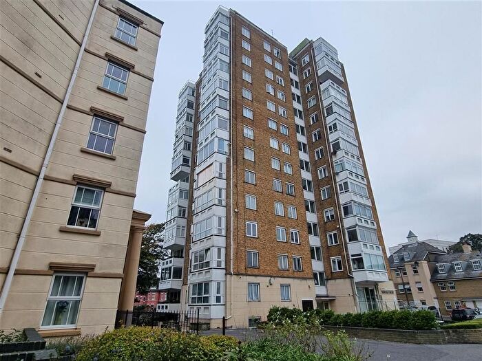 2 Bedroom Flat For Sale In West Cliff Road, Bournemouth, BH2