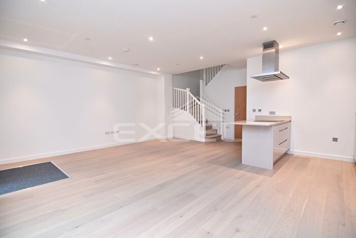 4 Bedroom Mews To Rent In Purley Ave, Cricklewood, London, NW2