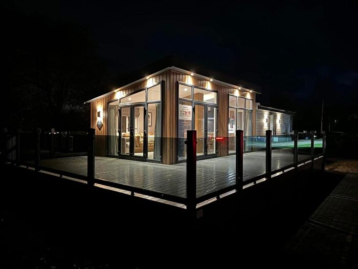 2 Bedroom Mobile/park Home For Sale In Back Road, Newton On Derwent, York, YO41