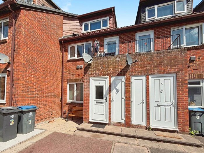1 Bedroom Terraced House For Sale In Glenbuck Road, Surbiton, Surrey, KT6