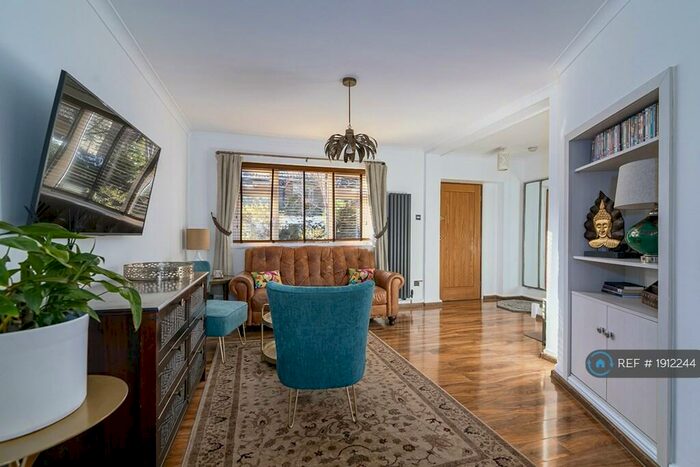 Studio To Rent In Canary Wharf, London, E14