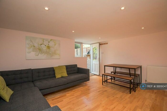 6 Bedroom Semi-Detached House To Rent In Rupert Road, Guildford, GU2