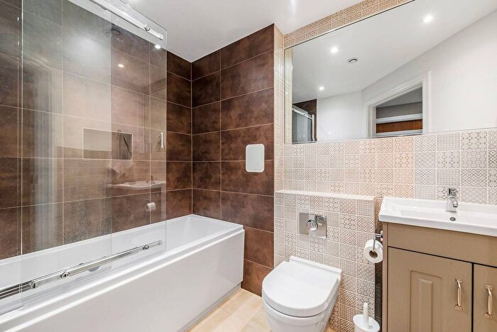 1 Bedroom Flat To Rent In Lower Mortlake Road, Richmond, TW9
