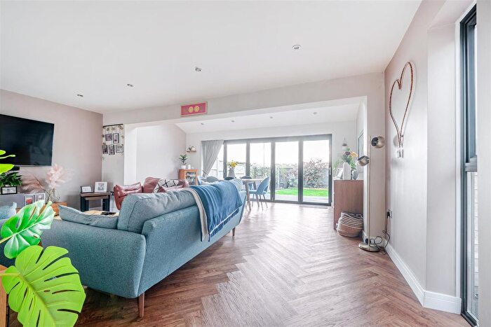 3 Bedroom Semi-detached House For Sale In Purbeck Drive, Fareham, Hampshire, PO14