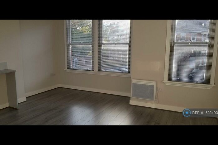 2 Bedroom Flat To Rent In Bramhall Lane, Stockport, SK2