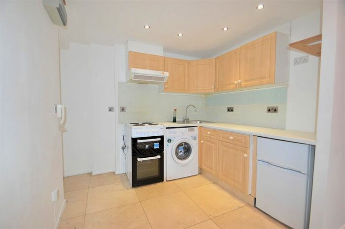 Studio To Rent In Rochfords Gardens, Slough, Berkshire, SL2