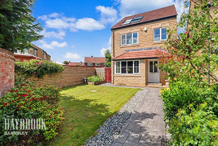 4 Bedroom Detached House For Sale In Sycamore Court, Royston, S71