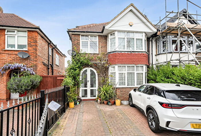 4 Bedroom Semi-Detached House For Sale In Silkfield Road, London, NW9