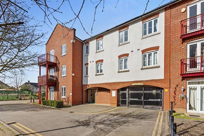 1 Bedroom Flat For Sale In Barnshaw House, Coxhill Way, Aylesbury (Walk Of Station), HP21