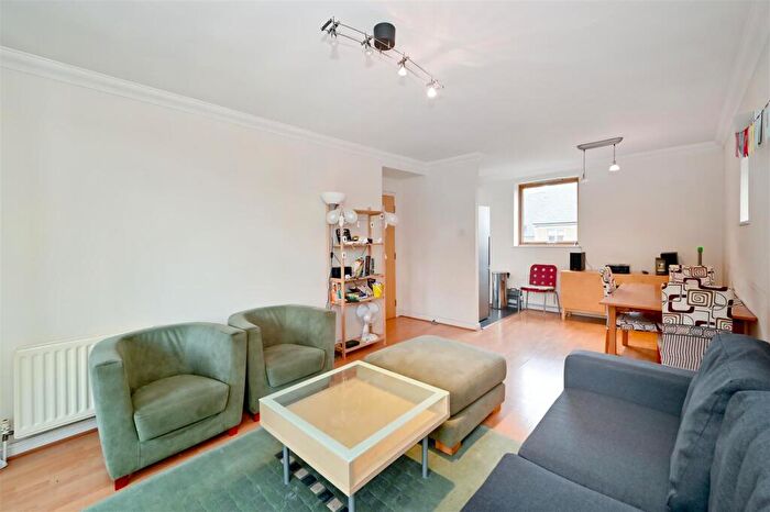 2 Bedroom Apartment To Rent In Amundsen Court, Isle Of Dogs, E14