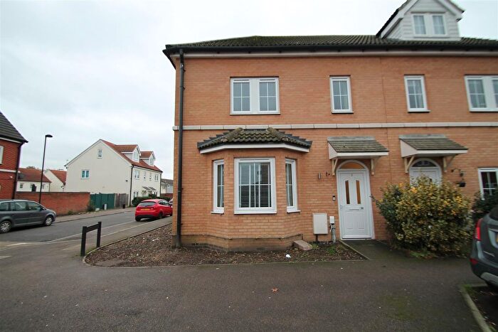 3 Bedroom End Of Terrace House To Rent In Britten Avenue, Basildon, SS14