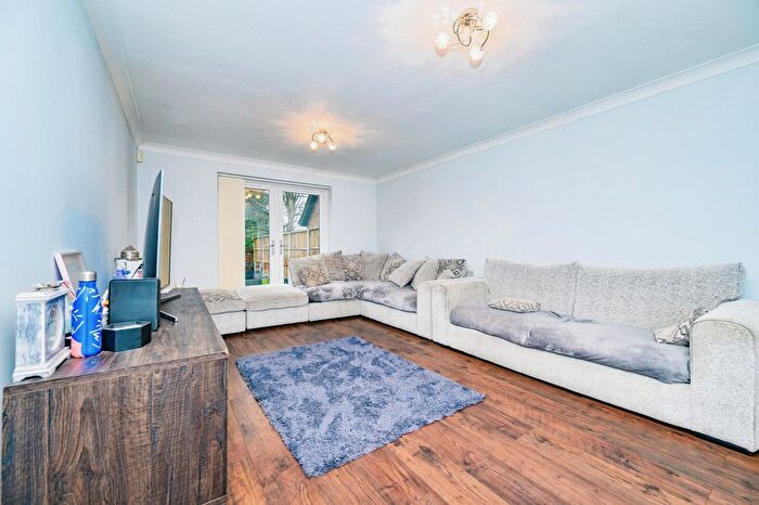 5 Bedroom Detached House For Sale In Greenside Park, Luton, Bedfordshire, LU2