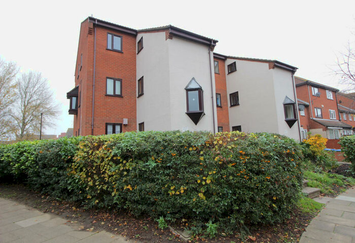 Studio To Rent In Goldfinch Road, London, SE28