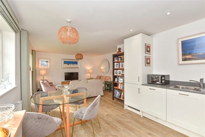 2 Bedroom Flat For Sale In Three Fields Road, Tenterden, Kent, TN30