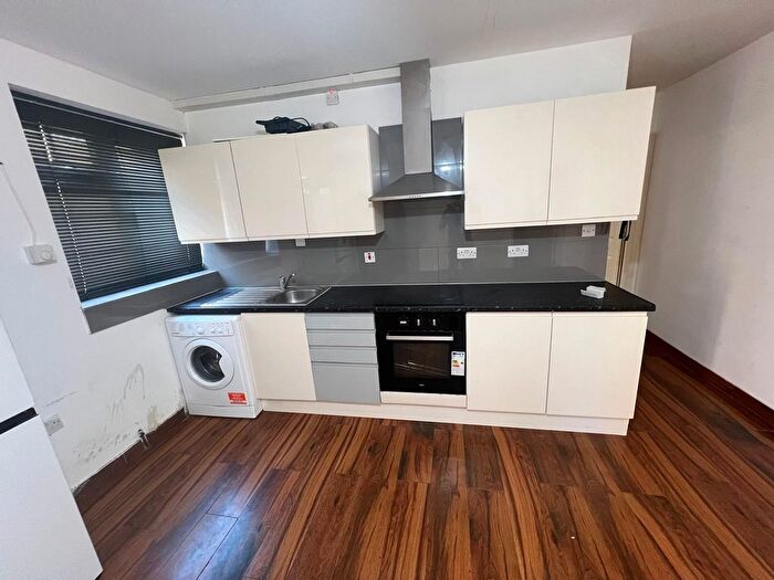 2 Bedroom Flat To Rent In New Road, Hillingdon, Uxbridge, UB8