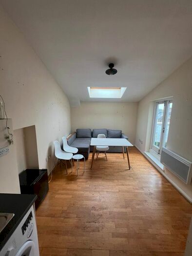 2 Bedroom Flat To Rent In North End Road, London, SW6