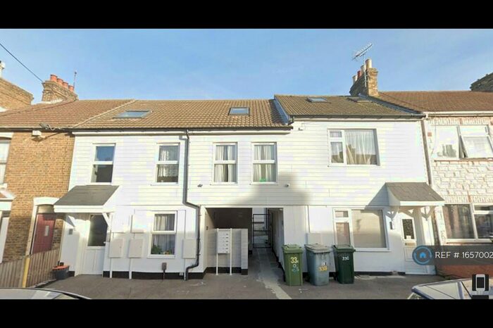1 Bedroom Flat To Rent In Cowper Road, Sittingbourne, ME10