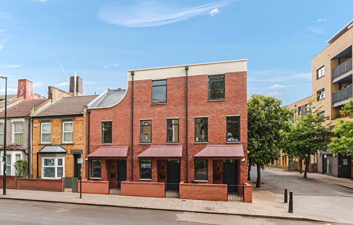 3 Bedroom Terraced House For Sale In Morris Road, London, E14
