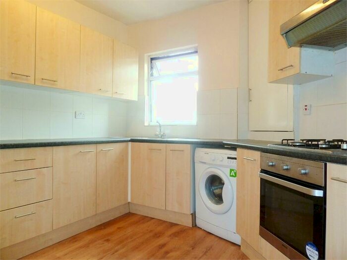 3 Bedroom Flat To Rent In Battersea High Street, Battersea, SW11
