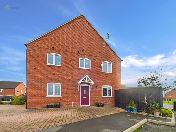 3 Bedroom Semi-Detached House For Sale In Ragley Close, Tamworth, B79