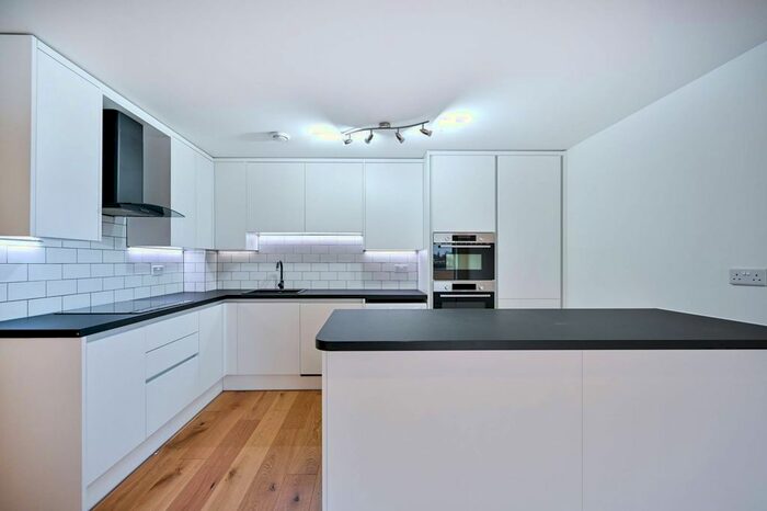 2 Bedroom Flat To Rent In Lanadron Close, Isleworth, TW7