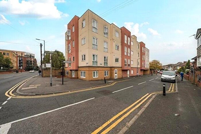 2 Bedroom Flat For Sale In Stoke Road, Slough, Berkshire, SL2