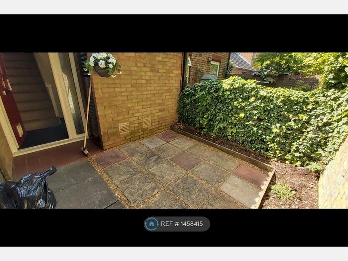 2 Bedroom Flat To Rent In Baron Court, Stevenage, SG1