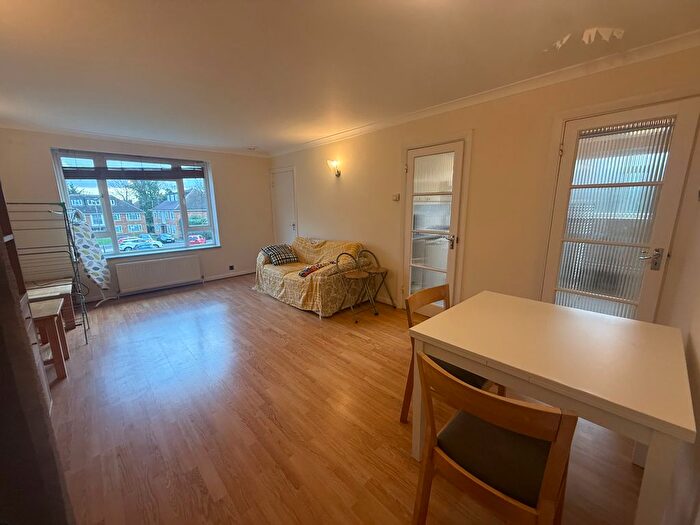 1 Bedroom Flat To Rent In Fairfield Close, London, N12