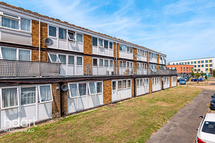 3 Bedroom Maisonette For Sale In Brammas Close, Slough, SL1