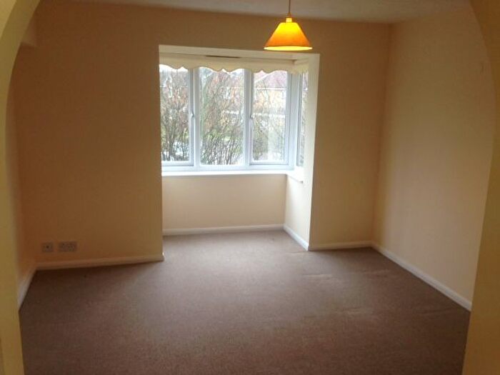 1 Bedroom Flat To Rent In Cotswold Way, Worcester Park, KT4