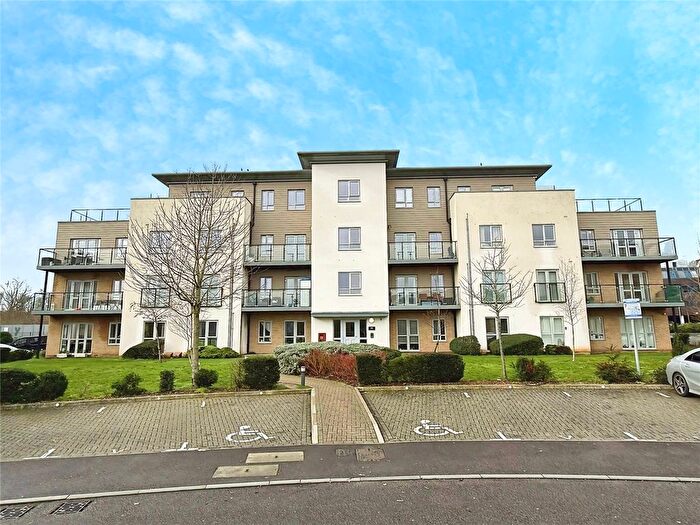 2 Bedroom Flat For Sale In Fleming Place, Bracknell, Berkshire, RG12