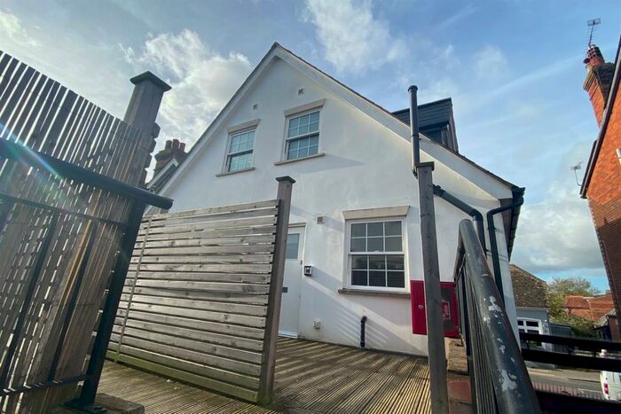 1 Bedroom Flat To Rent In Chapel Street, Petersfield, GU32