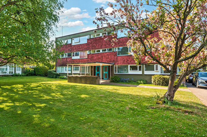 2 Bedroom Flat For Sale In Boxgrove Avenue, Guildford, Surrey, GU1