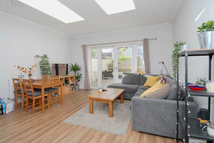 1 Bedroom Maisonette Flat To Rent In Merton Hall Road, Wimbledon, SW19