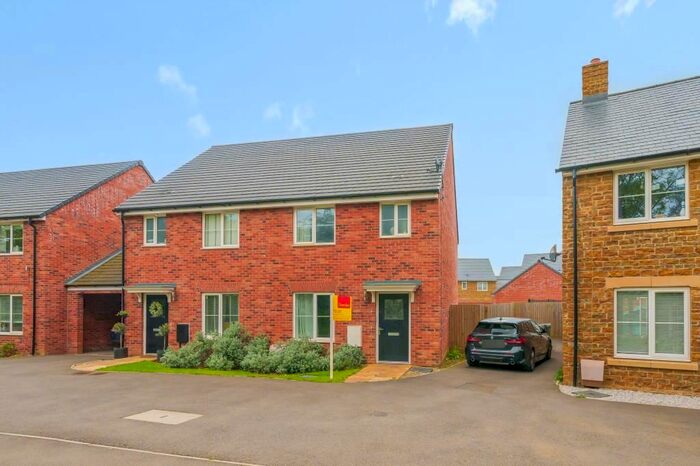 3 Bedroom End Of Terrace House To Rent In Kingerlee Road, Hanwell Fields, OX16