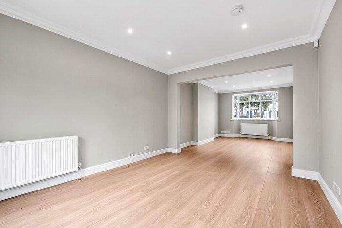 4 Bedroom Semi-detached House For Sale In Sanderstead Ave, London, Childs Hill, NW2