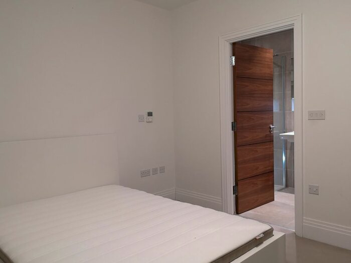 2 Bedroom Flat To Rent In Atwell Court, High Road, London, N12