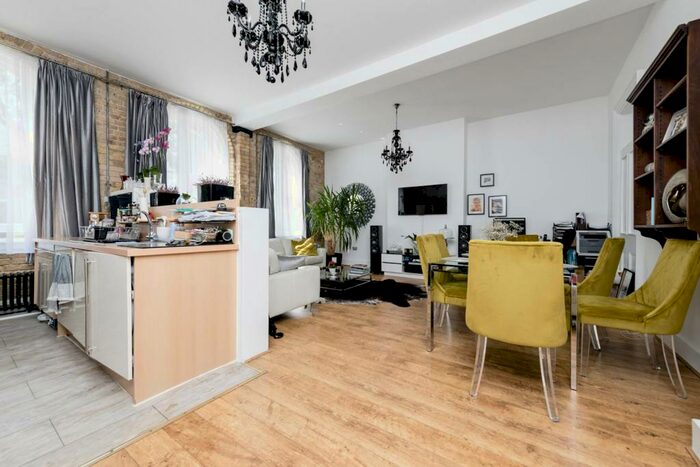 2 Bedroom Flat To Rent In Chatham Close, Woolwich, London, SE18