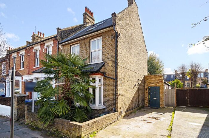 3 Bedroom Flat For Sale In Avenue Road, Acton, London, W3