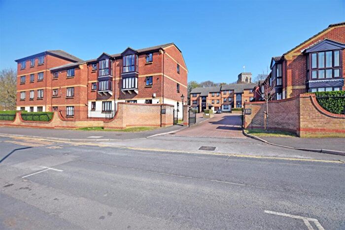 2 Bedroom Flat To Rent In Benhilton Gardens, Sutton, SM1