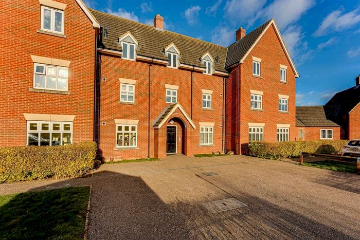 3 Bedroom Apartment For Sale In Woodgreen Close, Desborough, NN14
