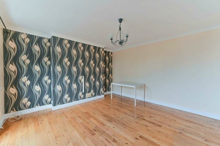 2 Bedroom Flat To Rent In The Woodlands, Upper Norwood, London, SE19