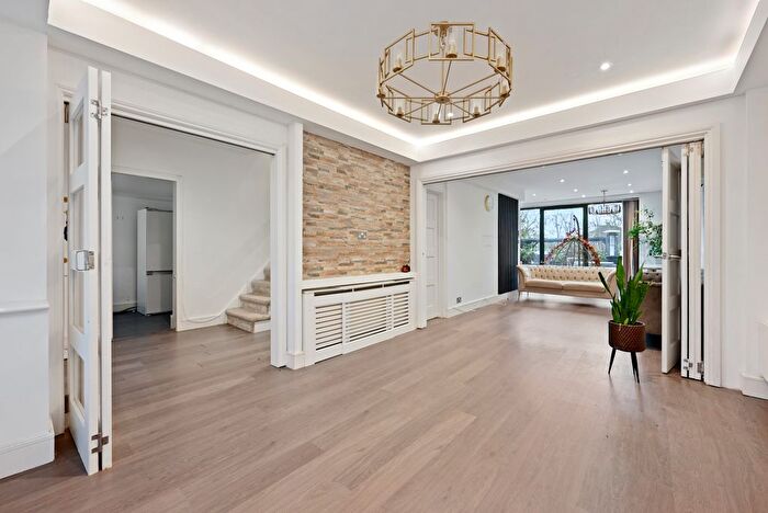 4 Bedroom Semi Detached House For Sale In Crundale Avenue, London, NW9