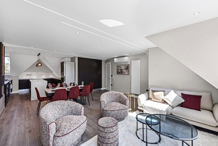 3 Bedroom Flat To Rent In London Borough Of Barnet, NW11