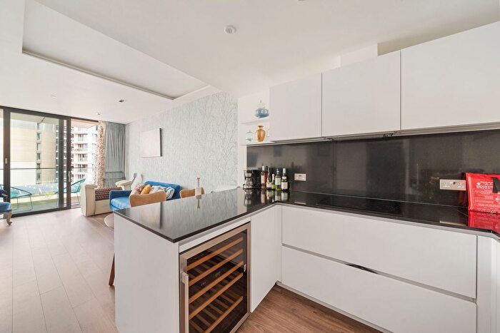 2 Bedroom Flat To Rent In Satin House, Piazza Walk, E1